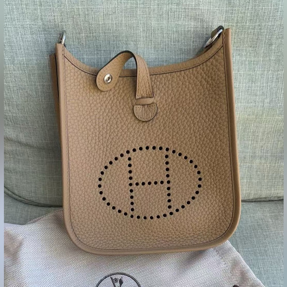 EVELYNE 16 AMAZONE TAURILLON CLEMENCE POUSSIERE/POUSSIERE